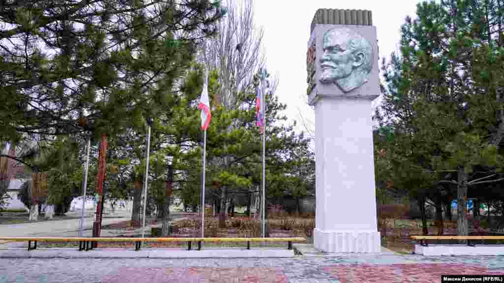 Но в трех разных местах: в том же Урожайном и в соседнем селе Чайкино. Причем в Чайкино &ndash; в ФАПе (фельдшерко-акушерском пункте), а в Урожайном &ndash; в двух переоборудованных помещениях, в частности, в здании сельсовета, где ведет прием главврач (по совместительству стоматолог)