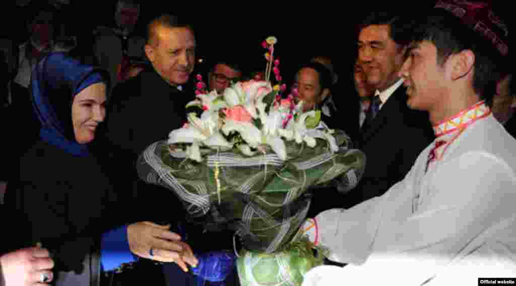 2012-ci ildə T&uuml;rkiyənin Baş naziri Recep Tayyib Erdoganin vilayətin paytaxtı Urum&ccedil;iyə səfəri zamanı &ccedil;əlinən foto.&nbsp;