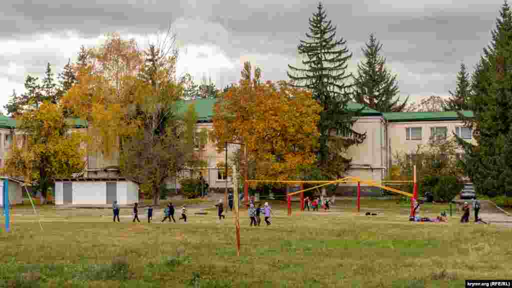 На заднем дворе местной школы