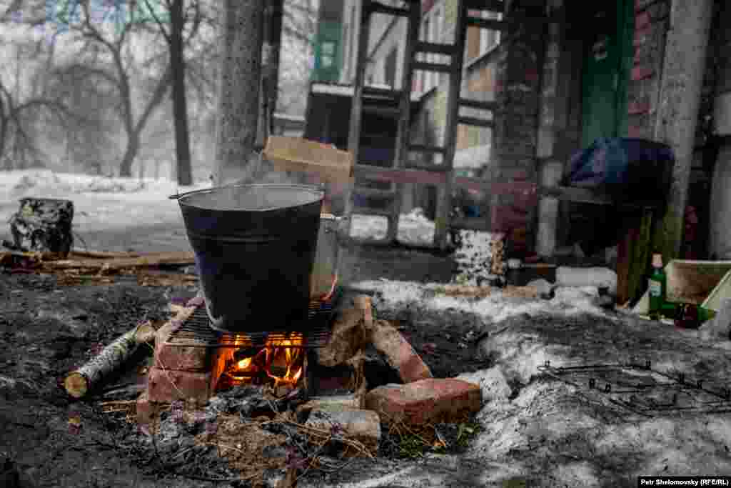 Набрать снега и растопить его &ndash; еще один способ найти воды в городе, где водопровод перебит обстрелом. &nbsp;