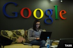 Google кеңсесінде отырған қызметкер. (Көрнекі сурет)