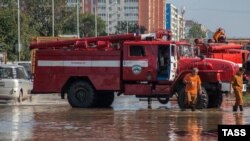 Пожарные откачивают воду на улице Хабаровска