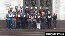 Акция в поддержку Pussy Riot у Храма Христа Спасителя. Фотография из твиттера @TimurKhorev