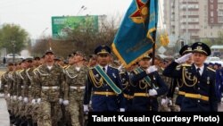 Қазақстанның әскери-теңіз флоты мерекесінде сап түзеген әскерилер. Ақтау, 2013 жылдың сәуірі. 