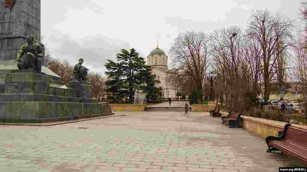 В дневное время в сквере немноголюдно. В основном здесь можно увидеть православных верующих и жителей близлежащих улиц