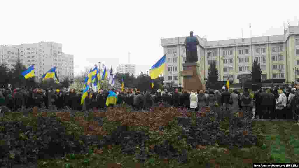 В Севастополе участники праздничного митинга также собрались у памятника Шевченко. Здесь читали стихи, пели украинский гимн и говорили о недопустимости военных действий. Через полчаса после начала мероприятия кроме украинских флагов появились российские, не обошлось без стычек. Но украинские песни еще звучали в тот день в сквере имени Тараса Шевченко