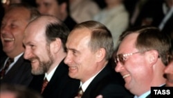 Александр Волошин (слева), Владимир Путин и Дмитрий Медведев, 1999 год