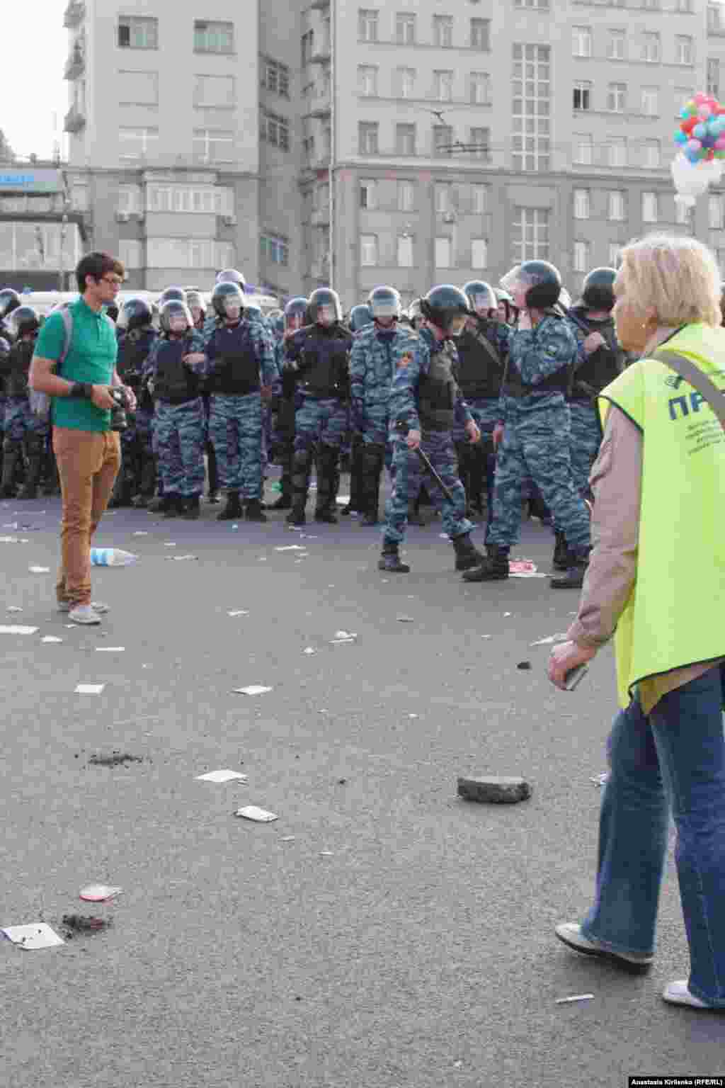 В полицию кидались кусками асфальта