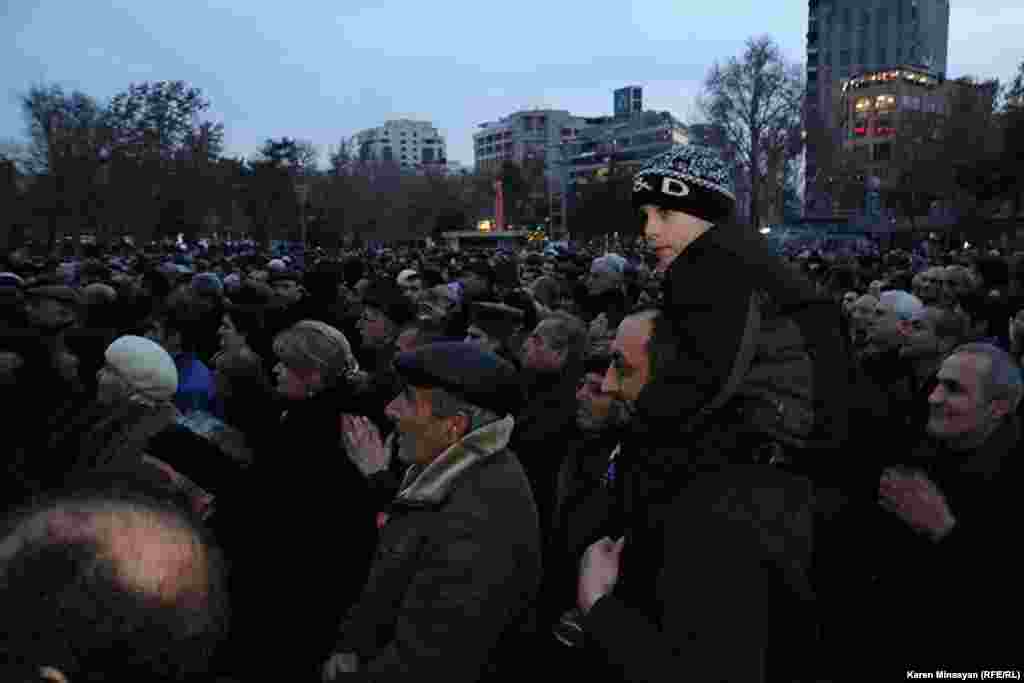 Hovannisian-ın tərəfdarları Yerevanda etiraz aksiyası zamanı. 20 fevral 2013