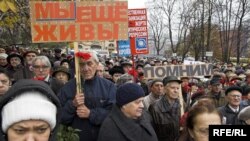 В Москве ветераны ГУЛАГа и их родственники в этот день приходят к Соловецкому камню на Лубянке