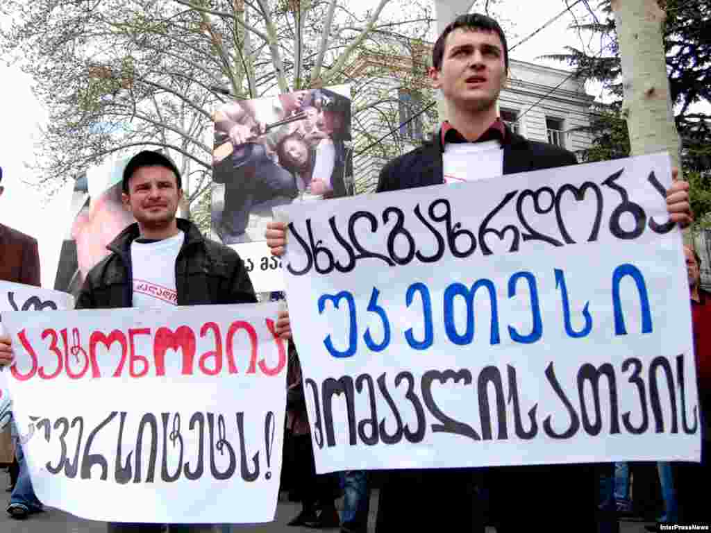 В Тбилиси десятки тысяч сторонников оппозиции вышли на митинг перед зданием парламента. Оппозиция требует отставки президента Грузии Михаила Саакашвили и заявляет, что акция протеста будет бессрочной