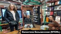 Вячеслав Столбов рассказывает о своих путешествиях в московском магазине "Белые облака"