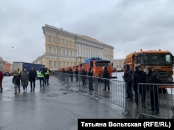 Оцепленная Дворцовая площадь перед началом митинга