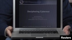 Cyber Consequences (АҚШ) мекемесінің кибер-соғыс жөніндегі сарапшысы ноутбугын көрсетіп отыр. 1 желтоқсан 2011 жыл. (Көрнекі сурет)