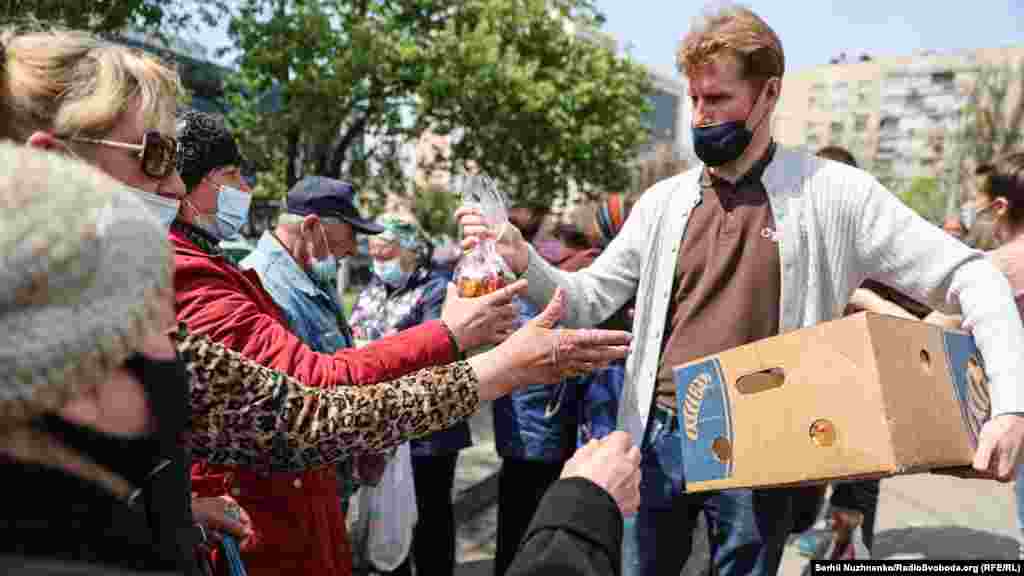 В дни празднования Светлого Христова Воскресения, по традиции, волонтеры &laquo;Общины святого Эгидия&raquo; оказали помощь нуждающимся и обездоленным