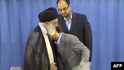 Ali dini lider Mahmud Əhmədinejadı prezident elan edir. Tehran, 3 avqust 2009