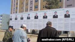 Türkmənistanda prezident seçkisi üçün təşviqat plakatları.