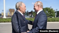 Ресей президенті Владимир Путин (оң жақта) Қазақстанның бұрынғы президенті Нұрсұлтан Назарбаевты қарсы алып тұр. 7 қыркүйек, 2019 жыл.