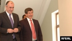 Azerbaijan – Foreign Minister Elmar Mammadyarov (L) with his Turkish counterpart Ahmet Davutoglu in Baku, 26May2009