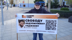 Махачкала, Магомед Магомедов на пикете в поддержку журналиста Абдулмумина Гаджиева, архивная фотография