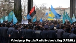 Архивное фото: митинг под зданием Верховной Рады Автономной Республики Крым, 26 февраля 2014 год 