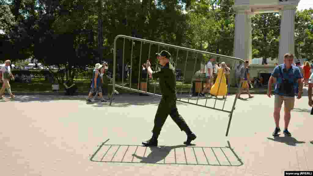 Пройти к непосредственному месту проведения праздника могли те, у кого были пропуска и пригласительные билеты. Периметр площадки для проведения мероприятия был огражден и охранялся российской полицией и солдатами. Большинство зрителей смотрели парад издалека