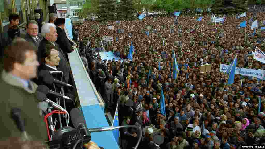 Мустафа Джемилев на митинге памяти жертв депортации. Крым, 18 мая 1999 года