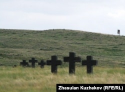 Әскери тұтқындар мен саяси қуғын-сүргін құрбандары жерленген Спасск зираты маңындағы белгілер. Қарағанды облысы, 31 мамыр 2011 ж.