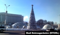 Республика алаңындағы жаңа жылдық шырша. Алматы, 19 желтоқсан 2013 жыл.