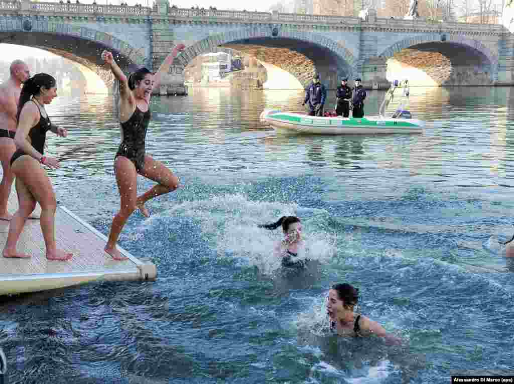 Италия, 28 января: молодые люди ныряют в ледяную воду реки По в Турине. Через три дня диагноз COVID-19 в Риме подтвердили у двух туристов из Китая. В Италии от коронавируса погибли более 13 тысяч человек. Это наибольшее количество умерших среди стран мира