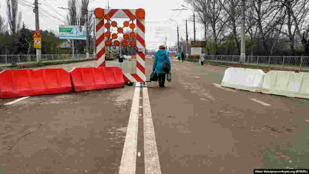 Всего в десятках метров находится железнодорожный вокзал. Оттуда можно теперь уехать в Москву и Санкт-Петербург. Но добраться до симферопольского вокзала &ndash; задача не из простых