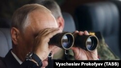 Президент России Владимир Путин наблюдает за учениями "Восток-2018" на полигоне Цугол 