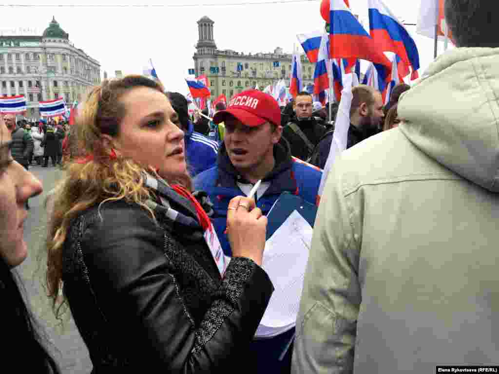 Шествие &quot;Мы едины!&quot; в центре российской столицы. Традиционное для таких мероприятий действие ​&ndash; учет обязанных принять в нем участие