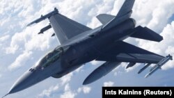 Истребитель F-16 ВВС США, участвующий в учениях Sabre Strike под руководством США, пролетает над Эстонией, 6 июня 2018 года