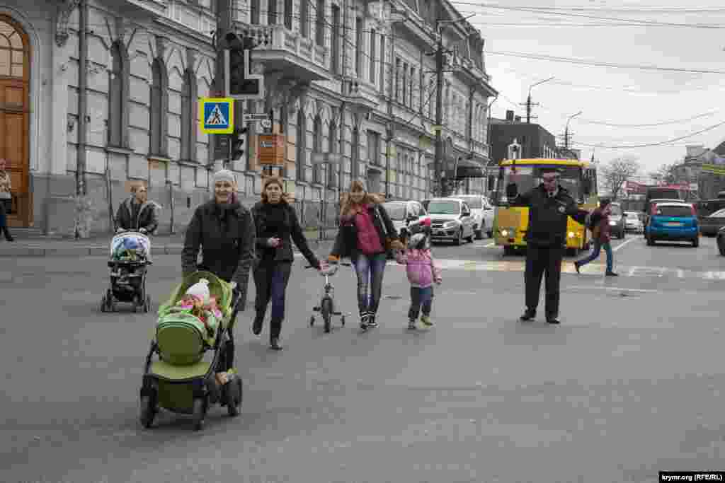 Пешеходы радуются тому, что не нужно ждать зеленного света, не обратив внимания на то, что светофоры не работают