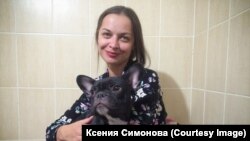 Художница Ксения Симонова с собакой кумы