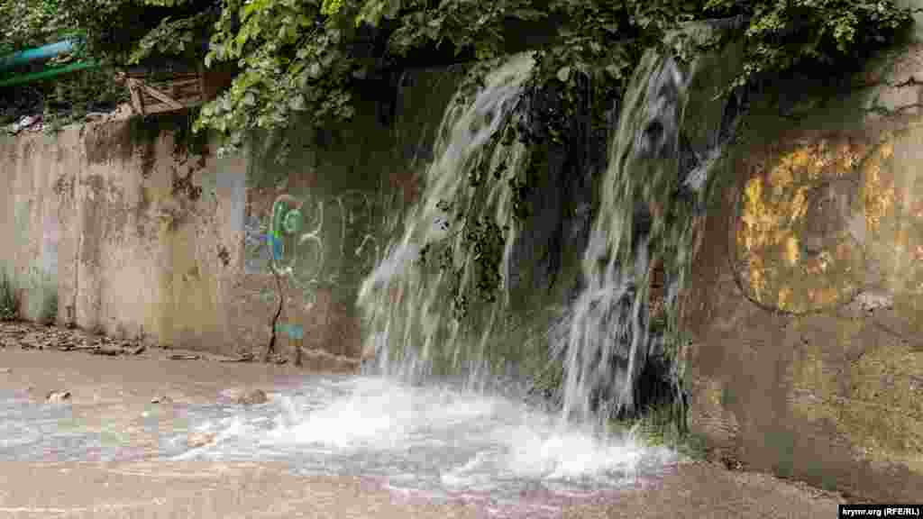 Водопад на шоссейной опорной стенке