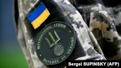 Шеврон Интернационального легиона территориальной обороны Украины на форме пресс-секретаря легиона. Киев, 8 июня 2022 года