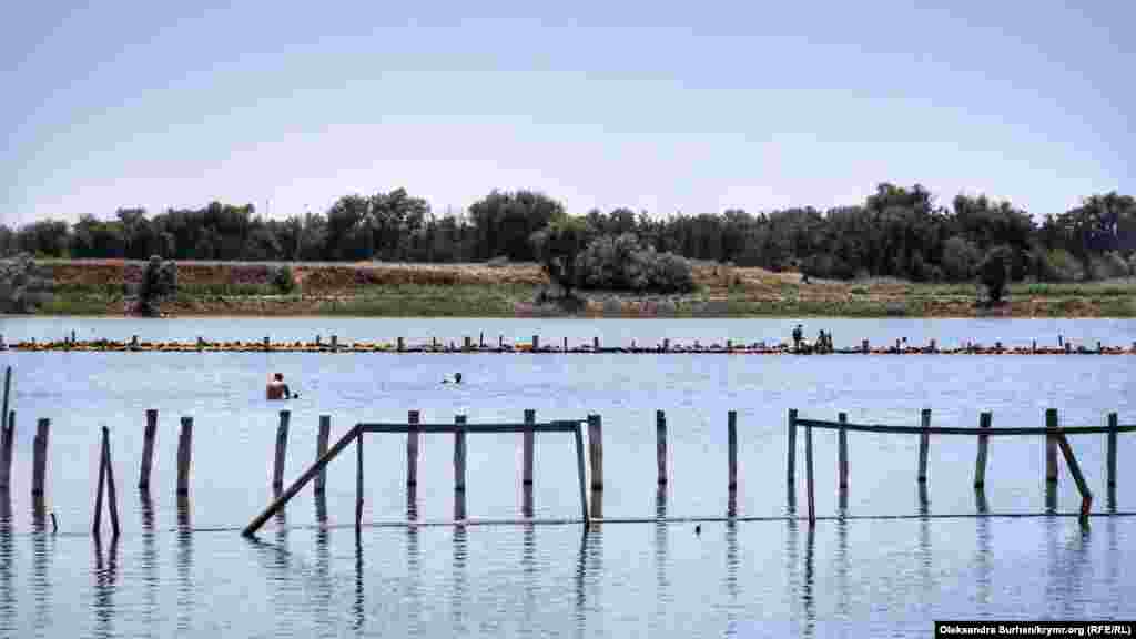 Благодаря высокой концентрации минеральных солей в воде, на ее поверхности можно просто лежать