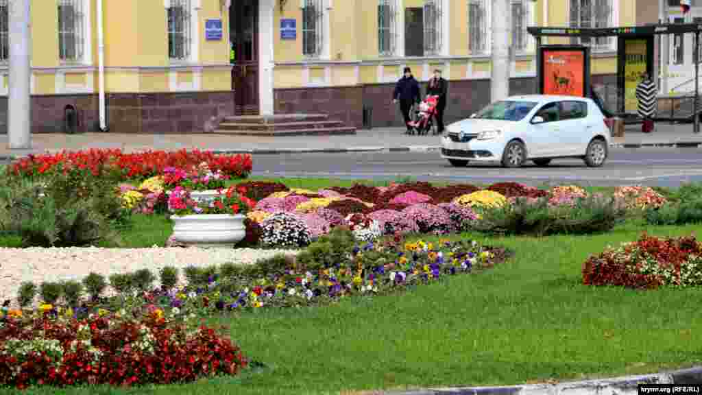 Здесь высаживают различные цветы, стригут газон