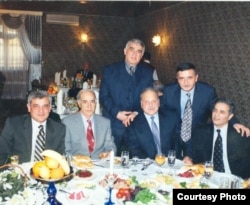 Kamal Abdulla, Çingiz Əlioğlu, Sirus Təbrizli və digər dostları ilə... 1999-cu il.