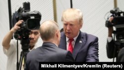 Дональд Трамп и Владимир Путин во время короткой встречи на саммите во Вьетнаме