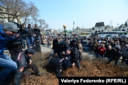 Полиция задерживает участников акции во Владивостоке