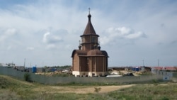 Строящийся деревянный храм на Зеленой горке в районе улицы Паршина