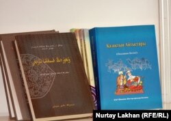 "Қазақтың айтыстары" кітабы. Төте жазумен басылғандары - Қытайда шыққан кітаптар. Алматы, 12 сәуір 2013 жыл.