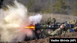 Украинский военнослужащий стреляет из шведско-британской противотанковой управляемой ракеты NLAW во время военной подготовки в Донецкой области, иллюстрационное фото