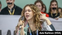 Marta Boqustova Bakıda keçirilən COP29 zamanı etiraz aksiyasında.