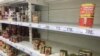 В магазинах наблюдается повышенный спрос на продукты с долгим сроком хранения: муку, крупу, консервы, а также туалетную бумагу