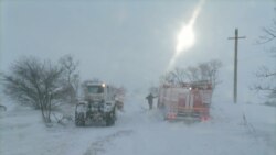 Спасатели буксируют автомобили, которые застряли в снегу в Ленинском районе, 17 января 2021 года