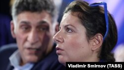 Tigran Keosayan (solda) və Margarita Simonyan